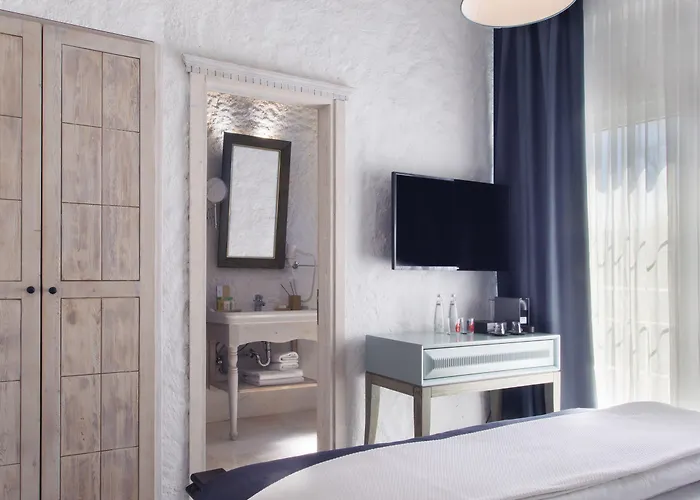 The Six Szálloda 5*