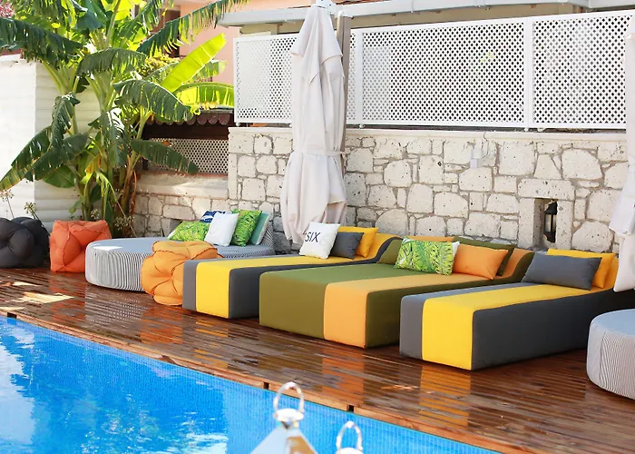 Отель The Six 5*