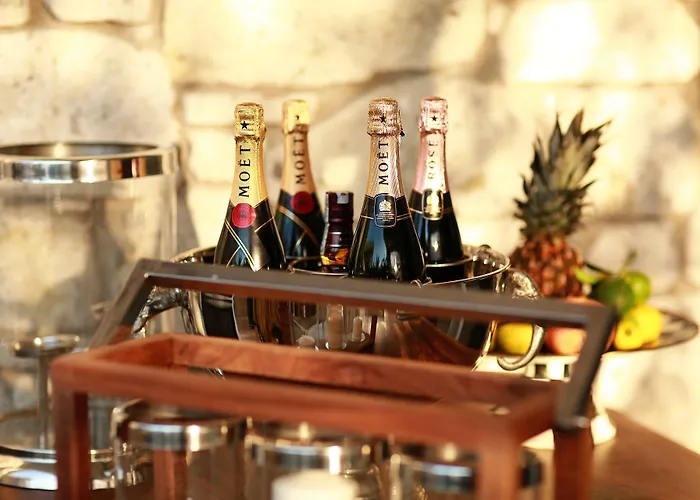 Отель The Six 5*