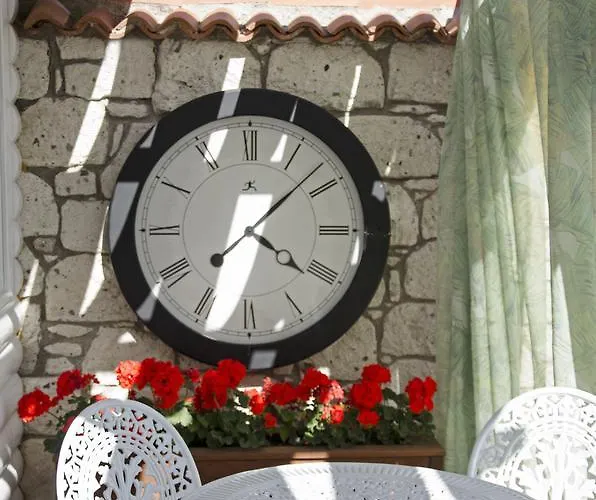 Отель The Six 5*