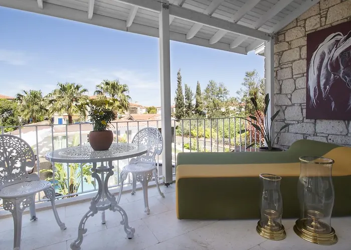 Отель The Six 5*